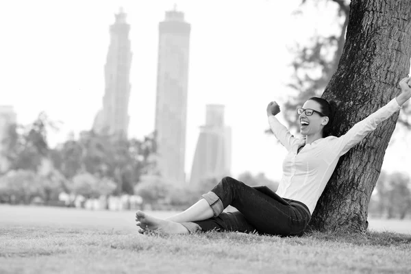 Tablet Park ile güzel bir genç kadın — Stok fotoğraf