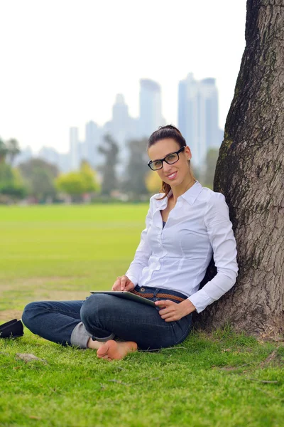 公園でのタブレットと美しい若い女性 — ストック写真