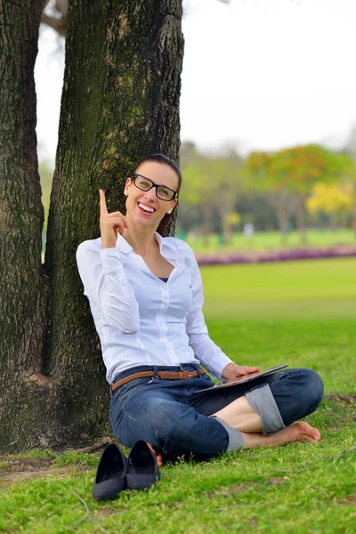 Hermosa joven con tableta en el parque —  Fotos de Stock