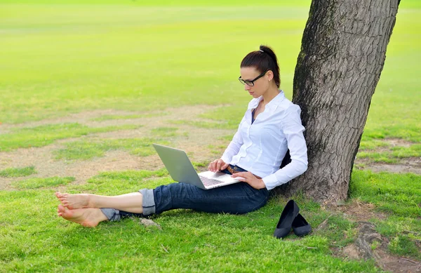 Donna con computer portatile nel parco — Foto Stock