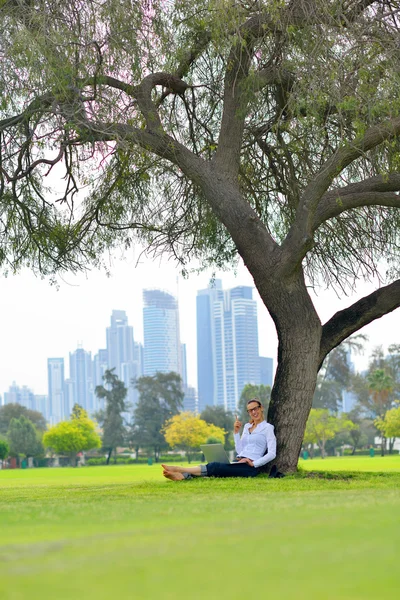 Woman with laptop in park — Stock Photo, Image