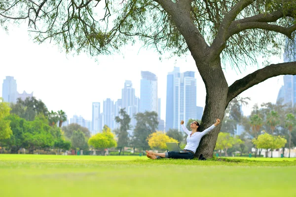 Mujer con portátil en el parque — Foto de Stock