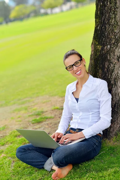 Femme avec ordinateur portable dans le parc — Photo