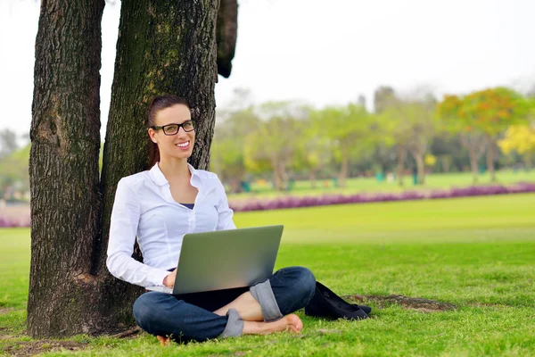 Kvinna med laptop i park — Stockfoto