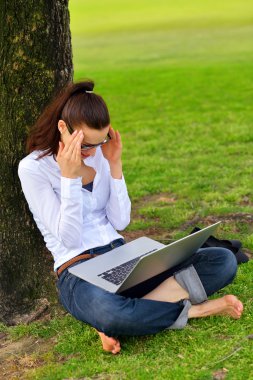 park içinde laptop ile kadın
