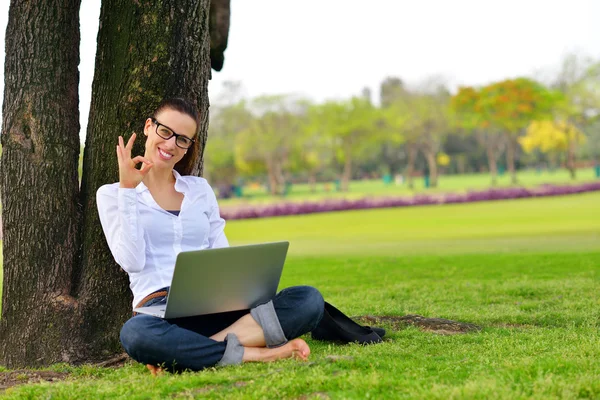 Mujer con portátil en el parque — Foto de Stock