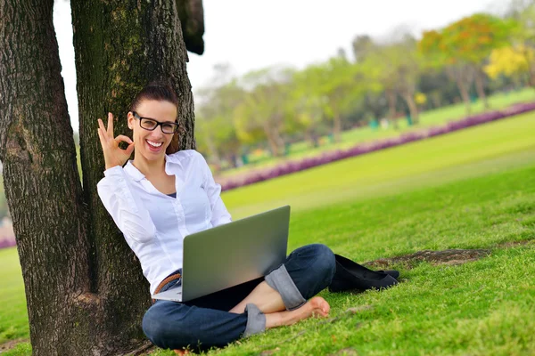 Kvinna med laptop i park — Stockfoto