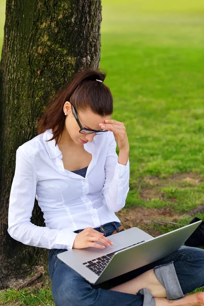 Kvinna med laptop i park — Stockfoto