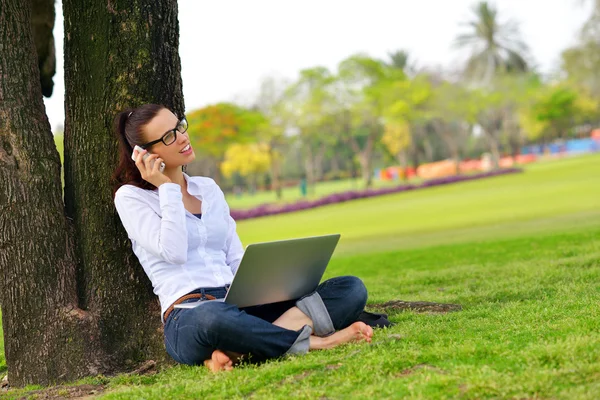 Žena s laptopem v parku — Stock fotografie