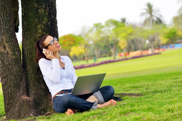 Kvinna med laptop i park — Stockfoto