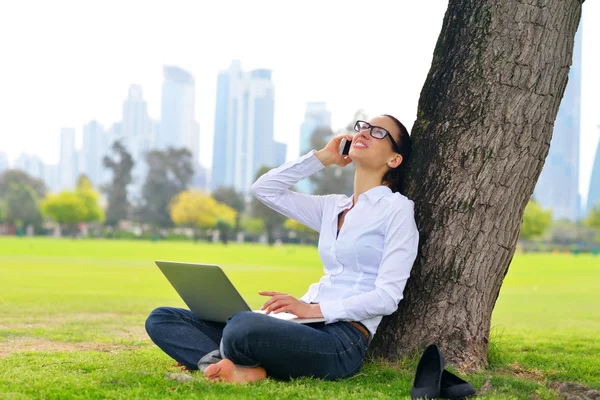 Donna con computer portatile nel parco — Foto Stock