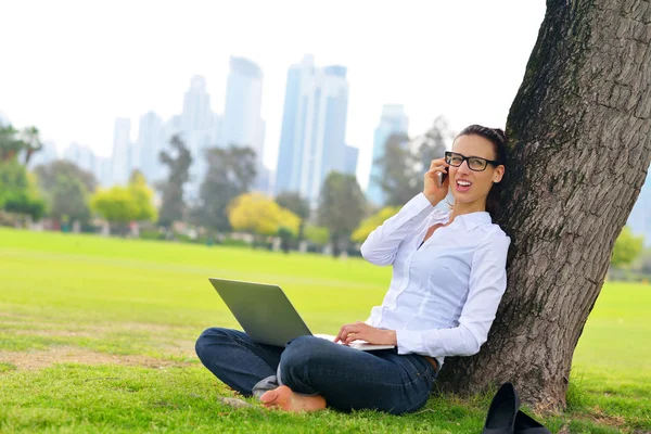 Femme avec ordinateur portable dans le parc — Photo