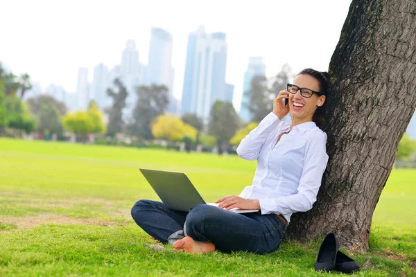 Mulher com laptop no parque — Fotografia de Stock