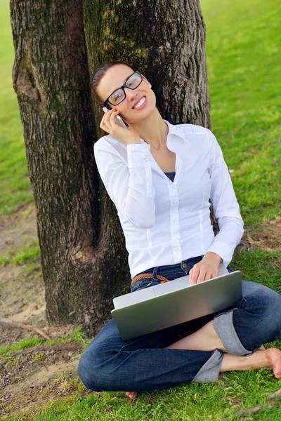 Γυναίκα με φορητό υπολογιστή στο πάρκο — Φωτογραφία Αρχείου