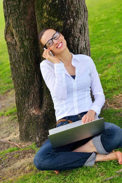 Donna con computer portatile nel parco — Foto Stock