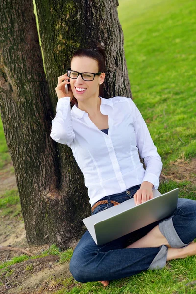 Donna con computer portatile nel parco — Foto Stock