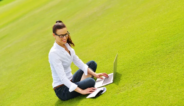 Femme avec ordinateur portable dans le parc — Photo