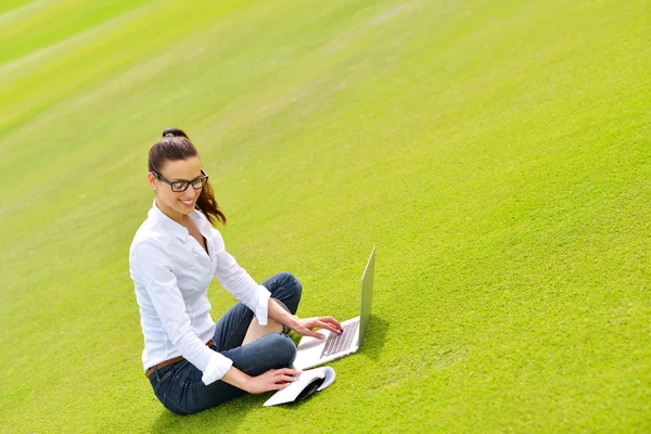 Donna con computer portatile nel parco — Foto Stock