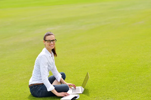 Kobieta z laptopa w parku — Zdjęcie stockowe