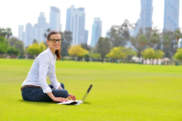 Kvinna med laptop i park — Stockfoto