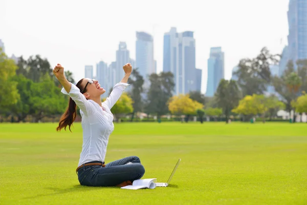 Woman with laptop in park — Stock Photo, Image