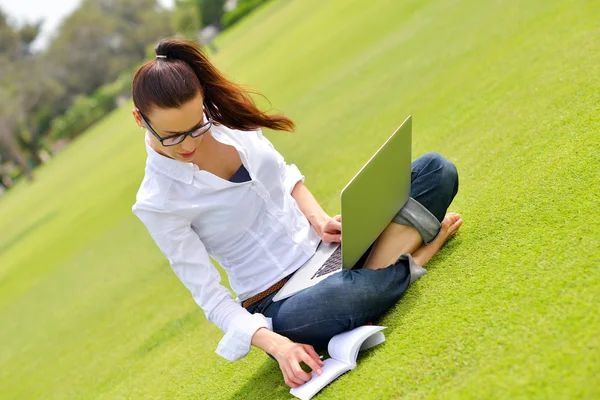 Mulher com laptop no parque — Fotografia de Stock