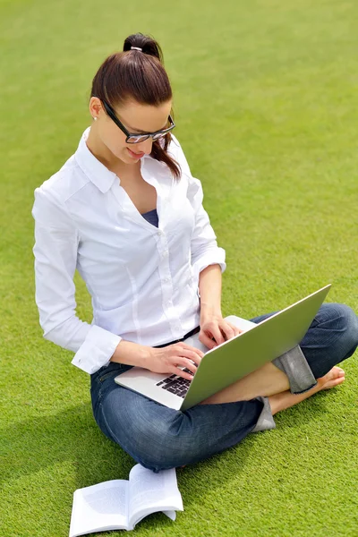 Femme avec ordinateur portable dans le parc — Photo