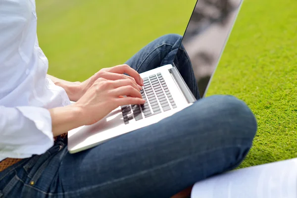 Mulher com laptop no parque — Fotografia de Stock