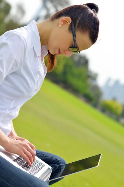 Femme avec ordinateur portable dans le parc — Photo