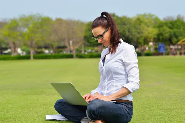 Kvinna med laptop i park — Stockfoto