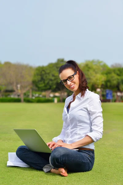 Femme avec ordinateur portable dans le parc — Photo