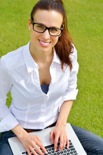 Mulher com laptop no parque — Fotografia de Stock