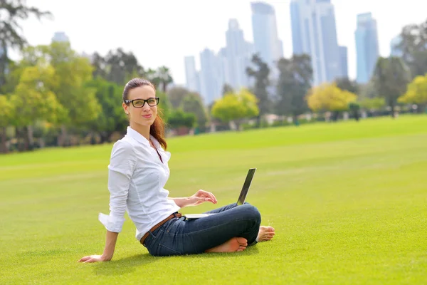 Жінка з ноутбуком в парку — стокове фото