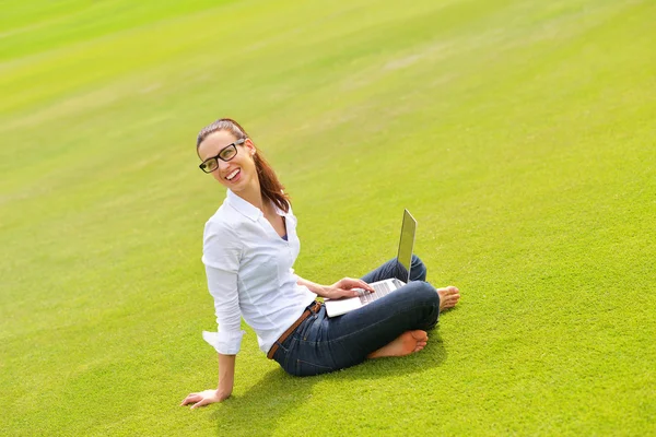 Kvinna med laptop i park — Stockfoto