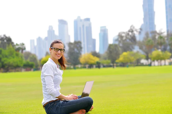 Vrouw met laptop in park — Stockfoto