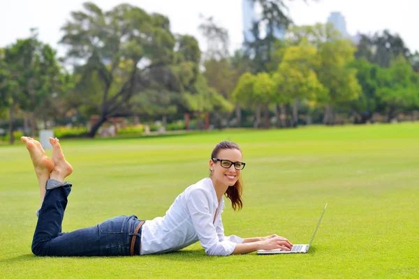 Femme avec ordinateur portable dans le parc — Photo