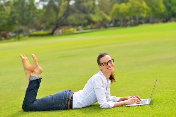 Frau mit Laptop im Park — Stockfoto