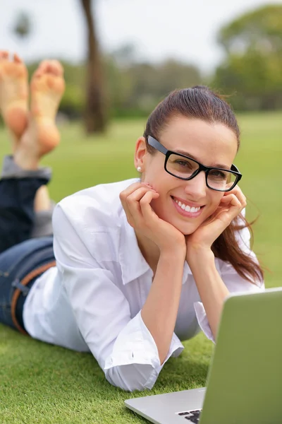 Femme avec ordinateur portable dans le parc — Photo