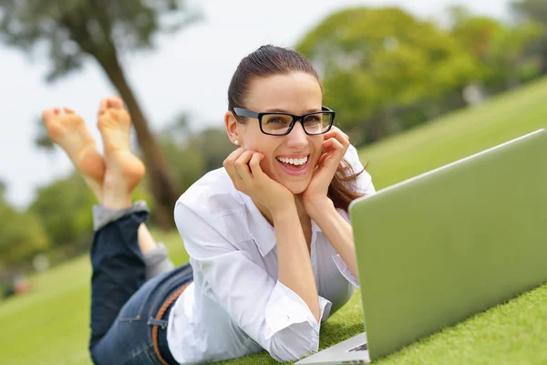 Kvinna med laptop i park — Stockfoto