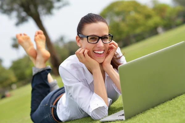 Femme avec ordinateur portable dans le parc — Photo