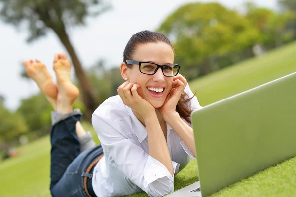 Kvinna med laptop i park — Stockfoto