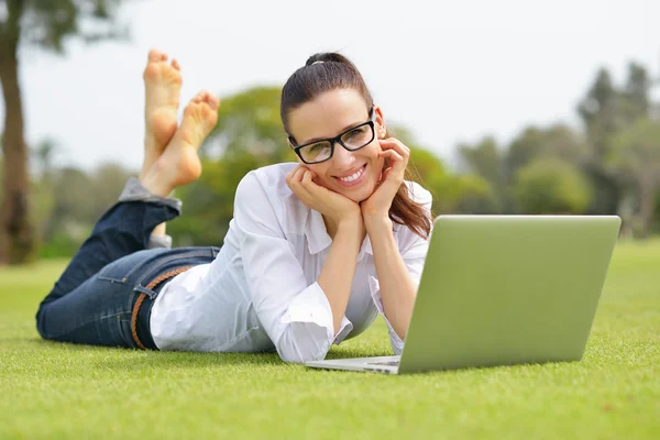 Donna con computer portatile nel parco — Foto Stock