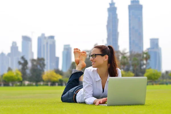 Mulher com laptop no parque — Fotografia de Stock