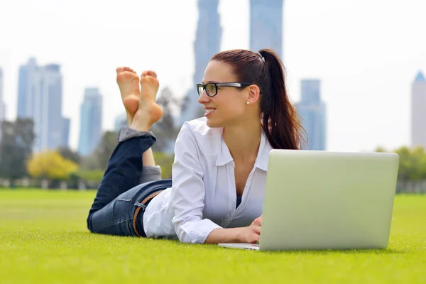 Kvinna med laptop i park — Stockfoto