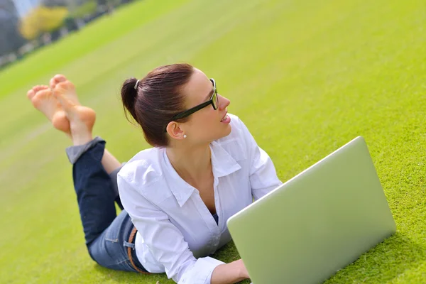 Femme avec ordinateur portable dans le parc — Photo