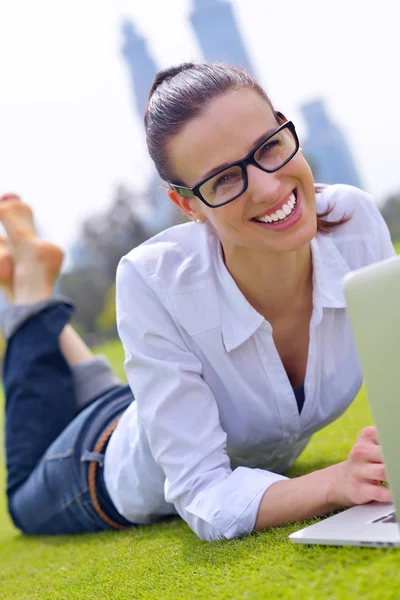 Femme avec ordinateur portable dans le parc — Photo