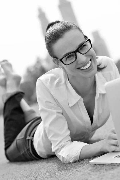 Vrouw met laptop in park — Stockfoto