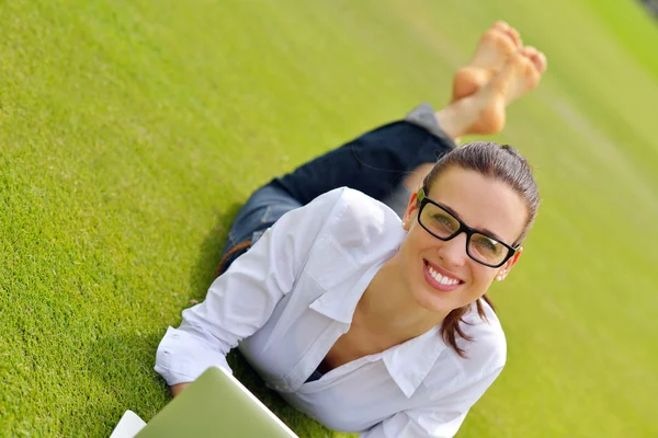 Mulher com laptop no parque — Fotografia de Stock