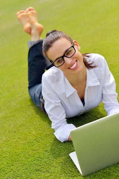 Femme avec ordinateur portable dans le parc — Photo