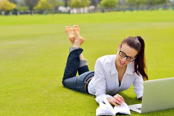 Femme avec ordinateur portable dans le parc — Photo